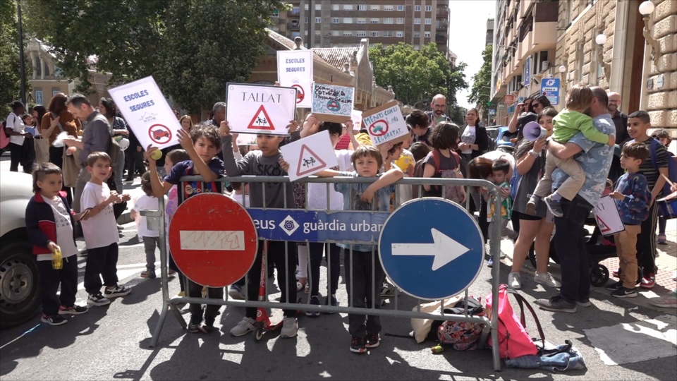 carrer tallat per l'AFA Prat de la Riba