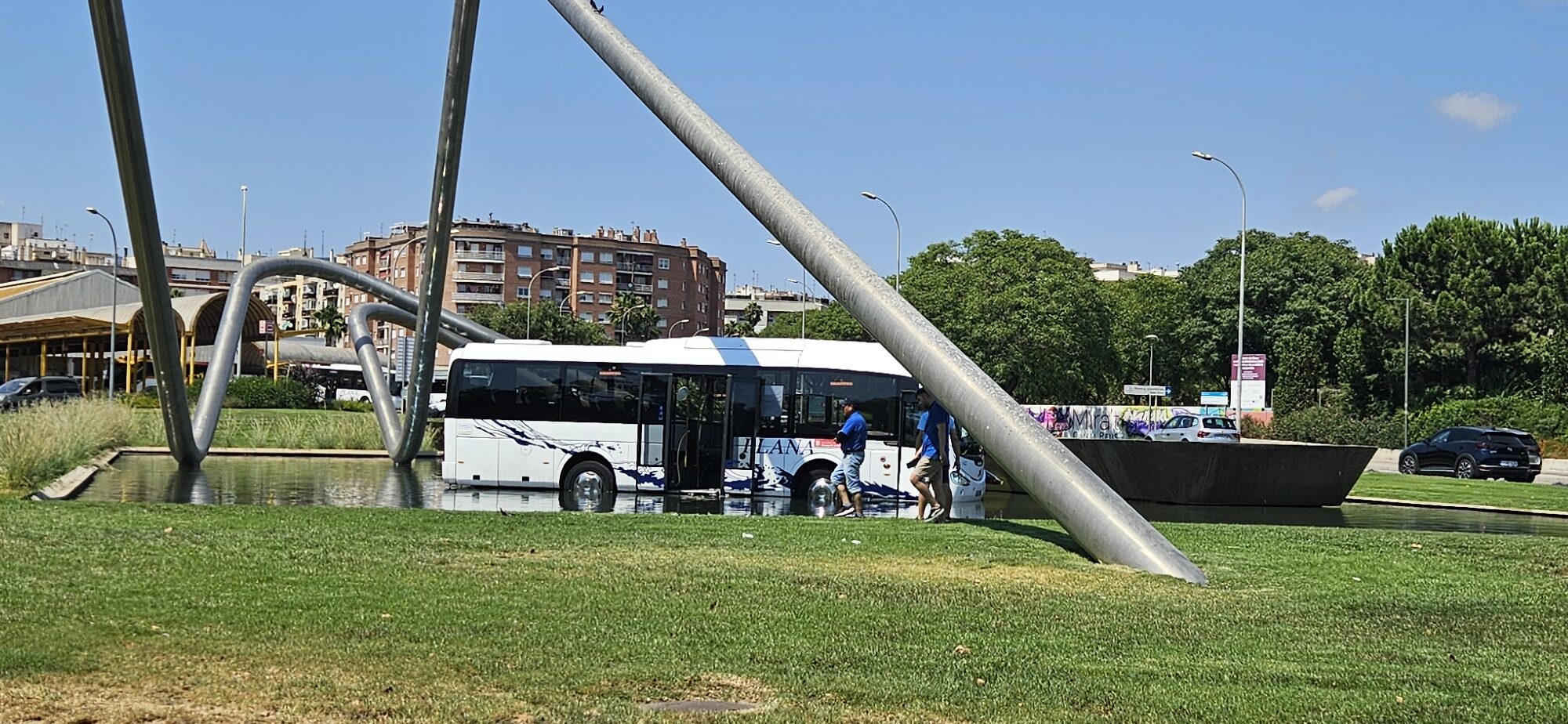 Autocar acaba a la plaça del Canal