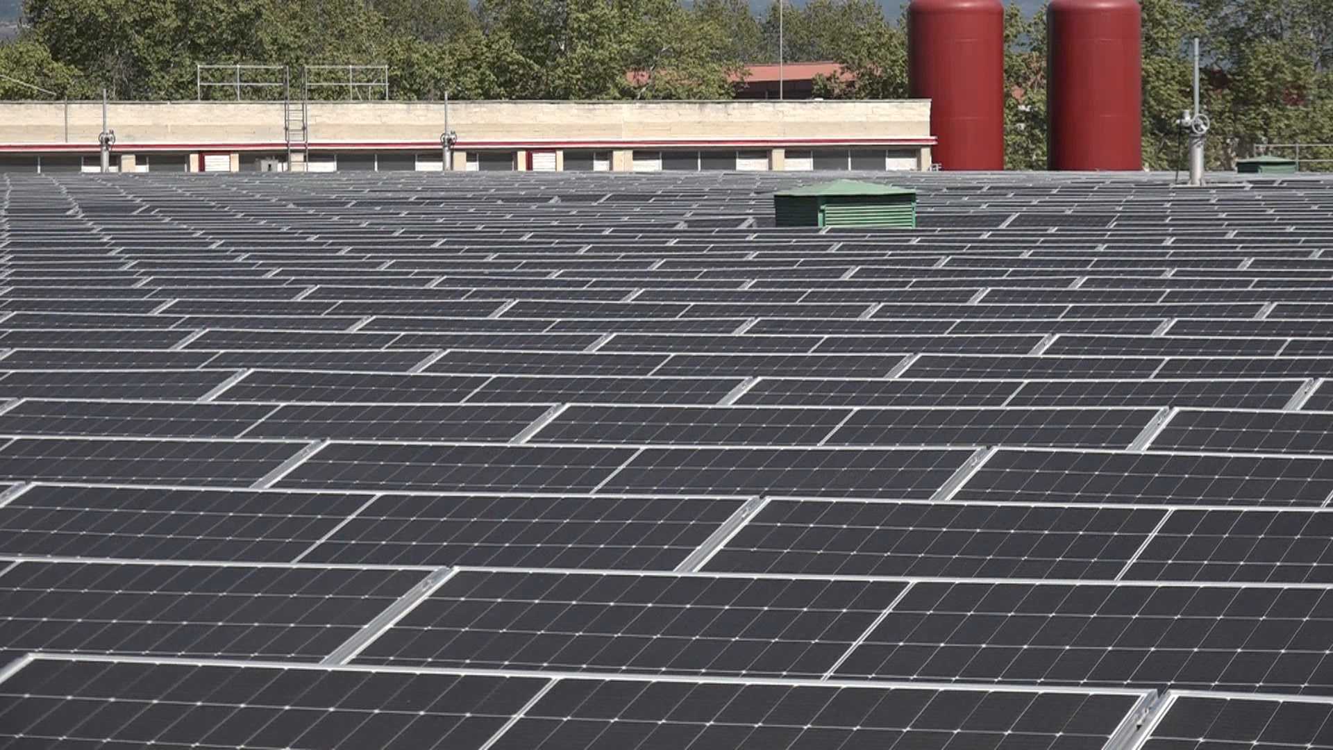 Extensió de plaques solars sobre un sostre amb energies renovables