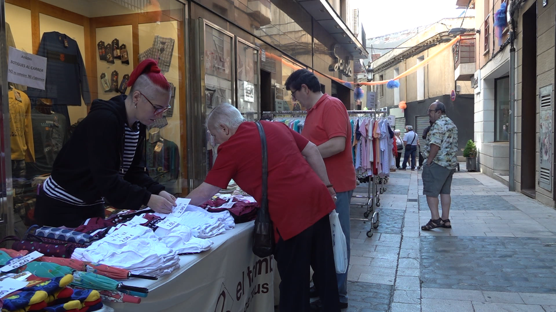 LES BOTIGUES SURTEN AL CARRER DESPRÉS D'UN ESTIU FLUIX