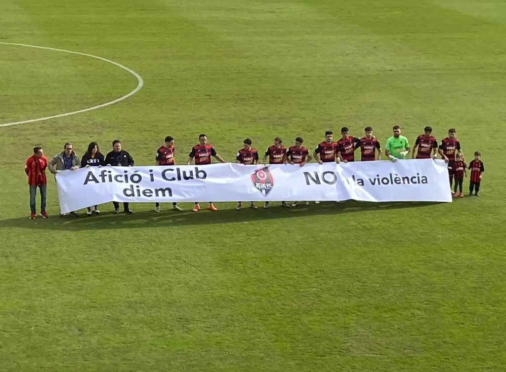 Pancarta RFC Reddis 'No a la violència'