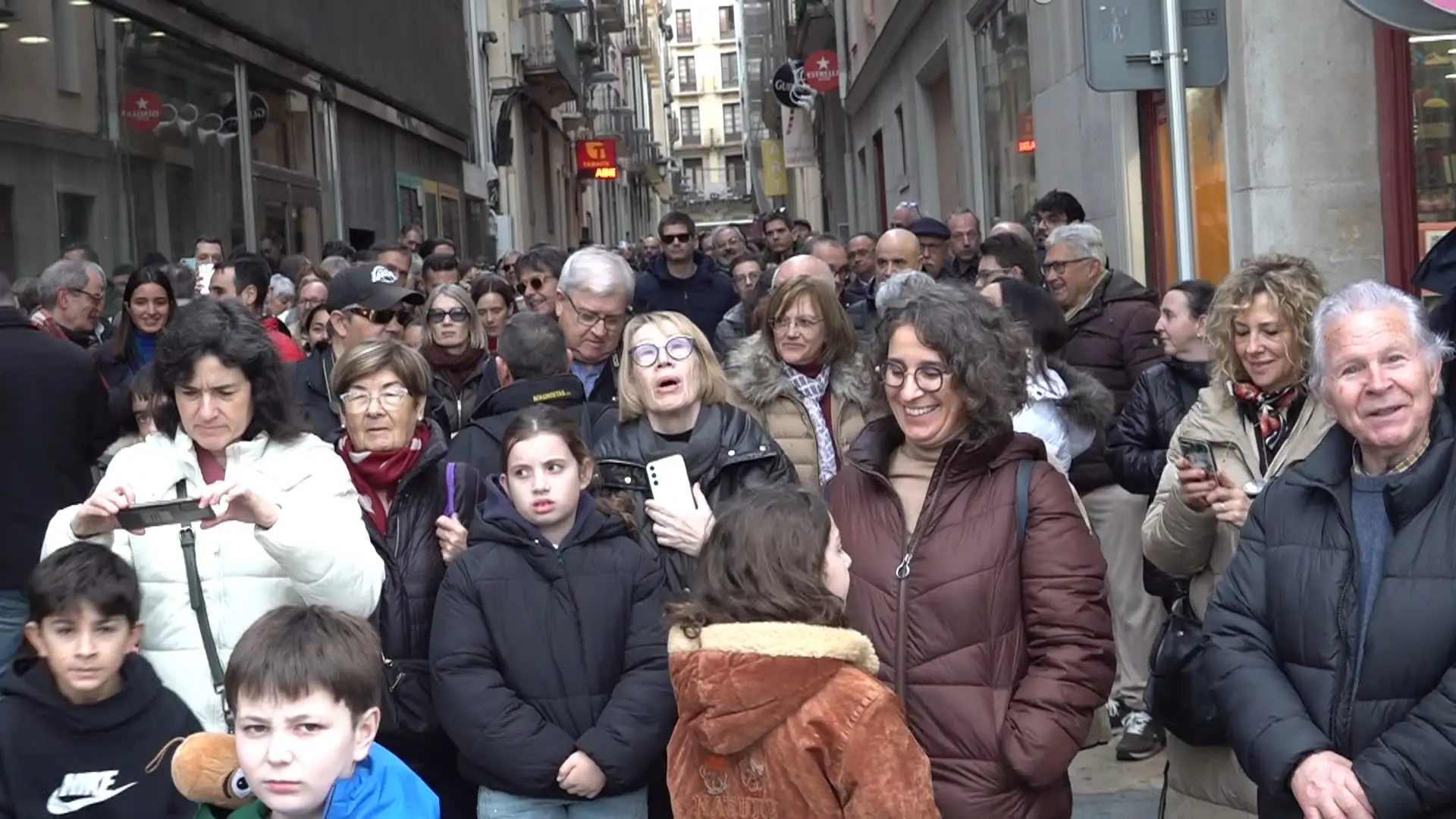 Gent observant el solstici a la Prioral de Reus'25