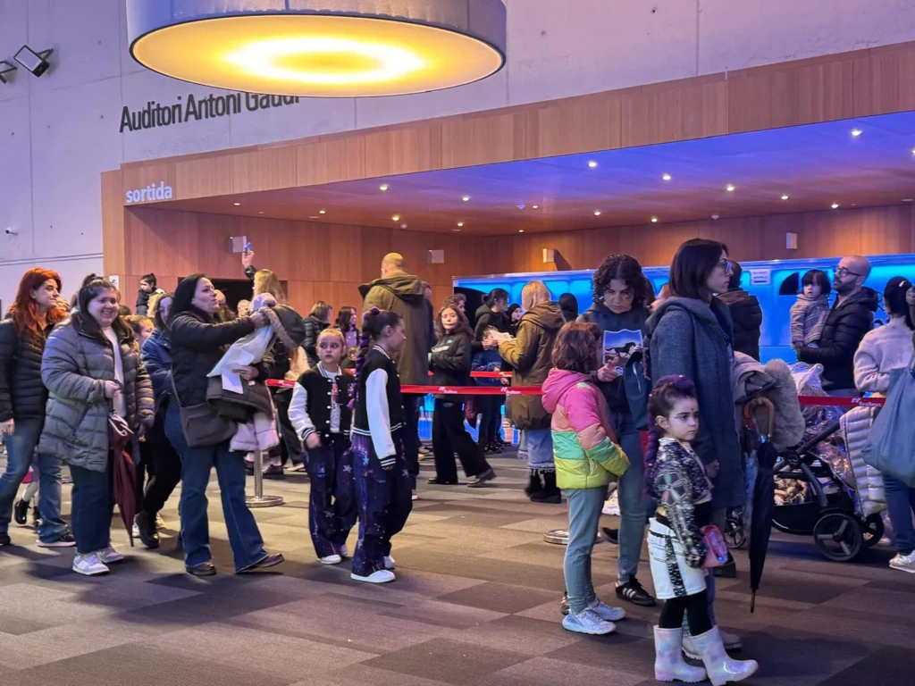 Cues a l'auditori del Tecnoparc pel concert de Les guerreres K-pop'26