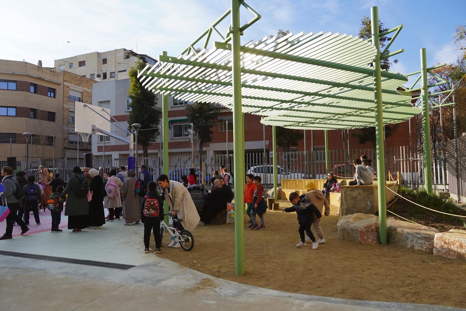 Inaugurat el refugi climàtic del pati de l'escola Pompeu Fabra