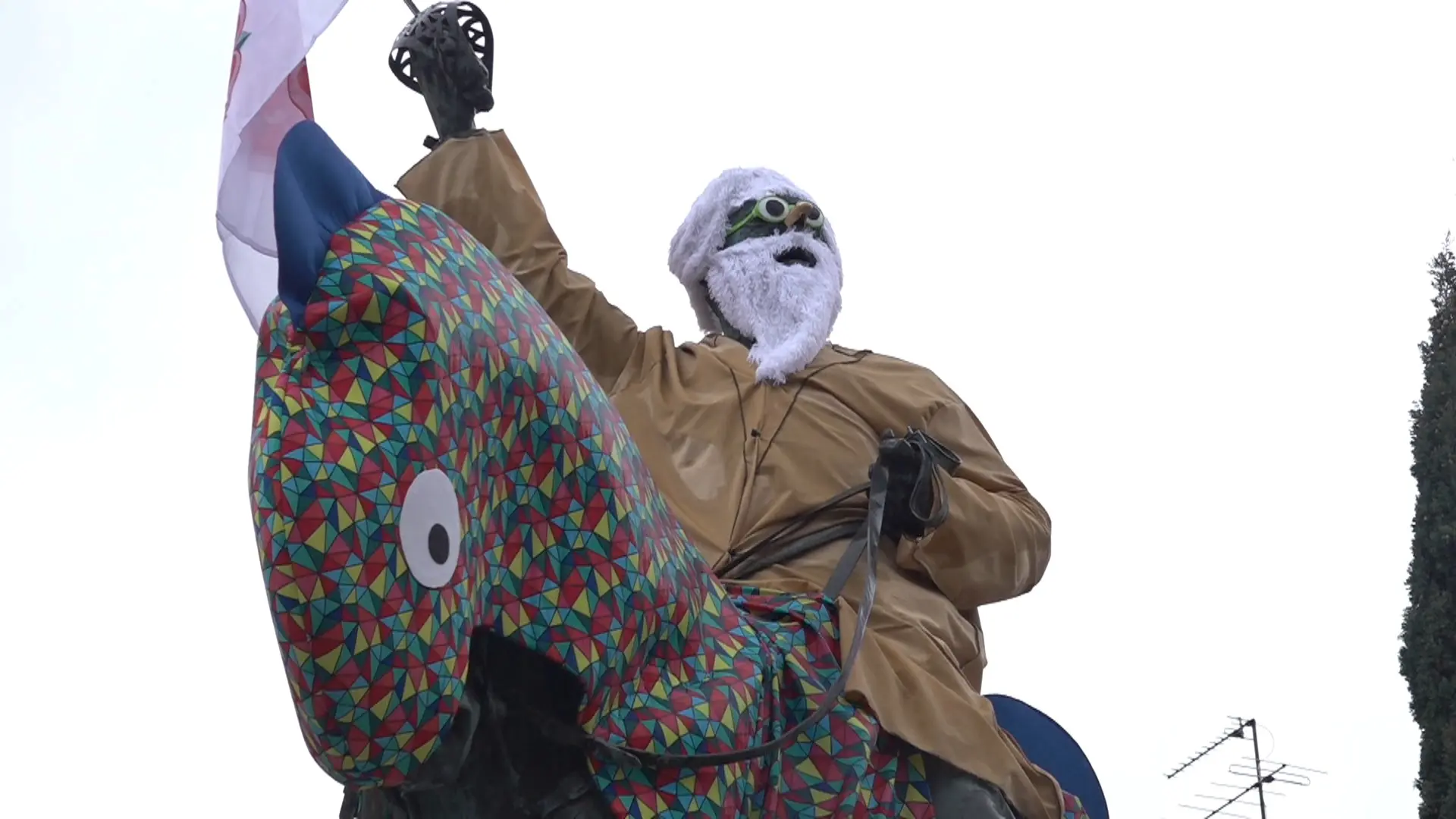 Les estàtues de Reus, disfressades sota la pluja