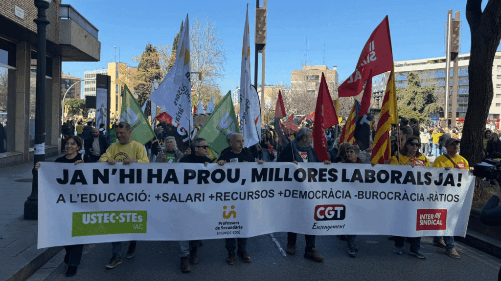 Milers de docents es manifesten a Tarragona en el segon dia de vaga educativa