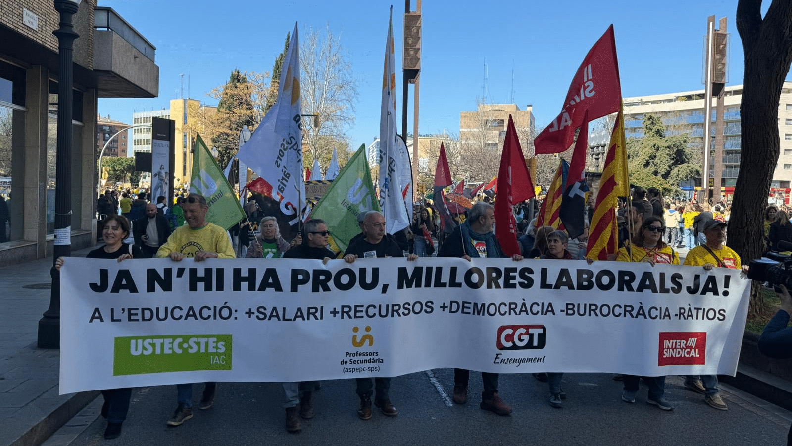 Milers de docents es manifesten a Tarragona en el segon dia de vaga educativa