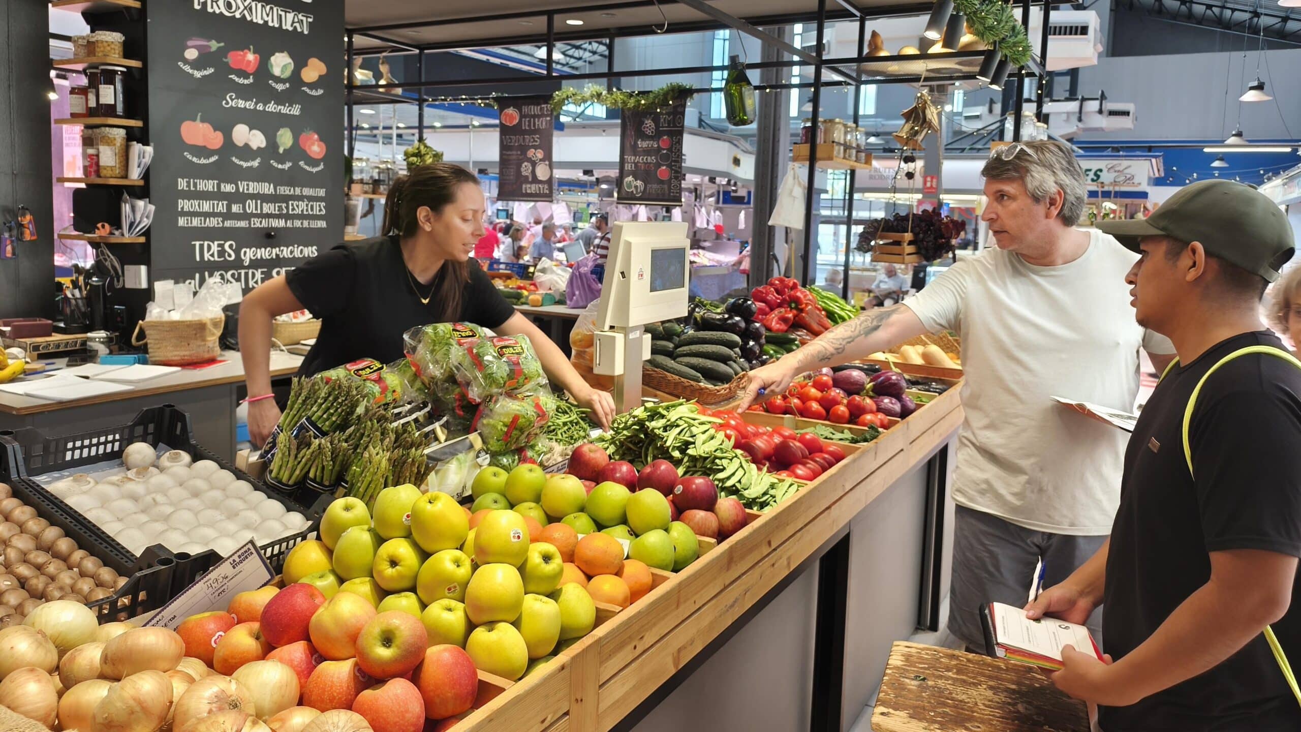 Una vuitantena d'alumnes del CNL de Reus visiten el Mercat Central i la Biblioteca per practicar el català