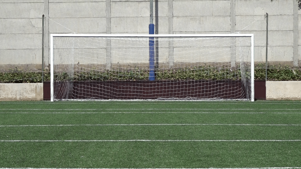 Porteria de futbol en un camp de gespa artificial
