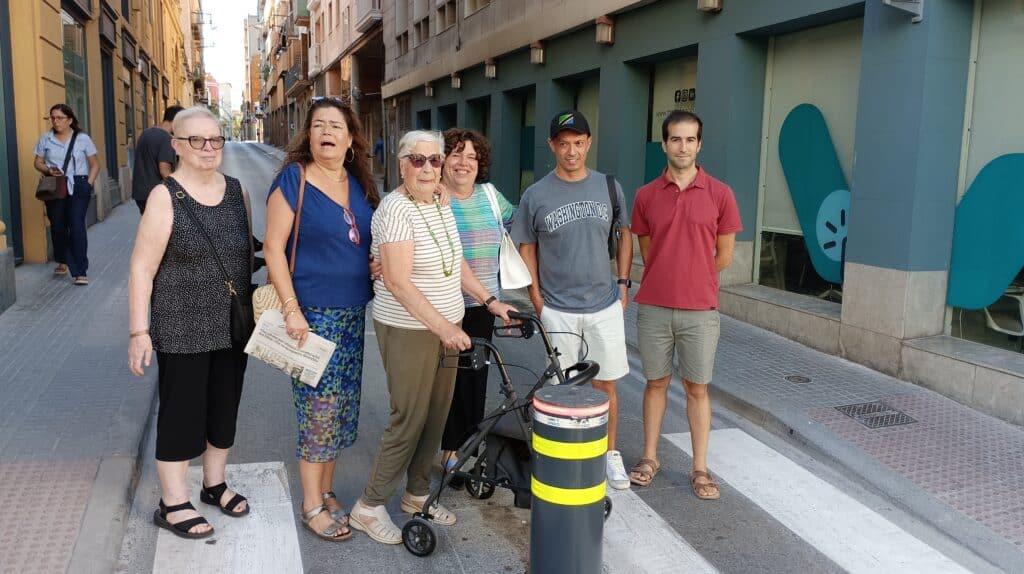 Veïns del carrer del Doctor Robert reivindiquen la pilona