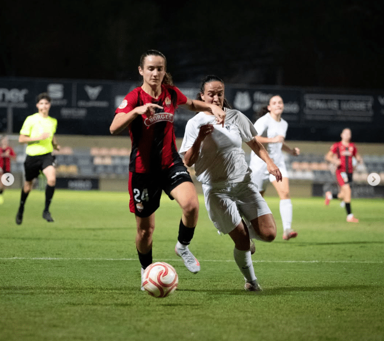 Una jugadora del Reus Femení disputa la pilota amb una rival de l’Igualada