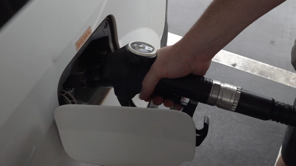 Una persona posa dièsel a un cotxe en una benzinera, amb els ajuts als combustibles prorrogats
