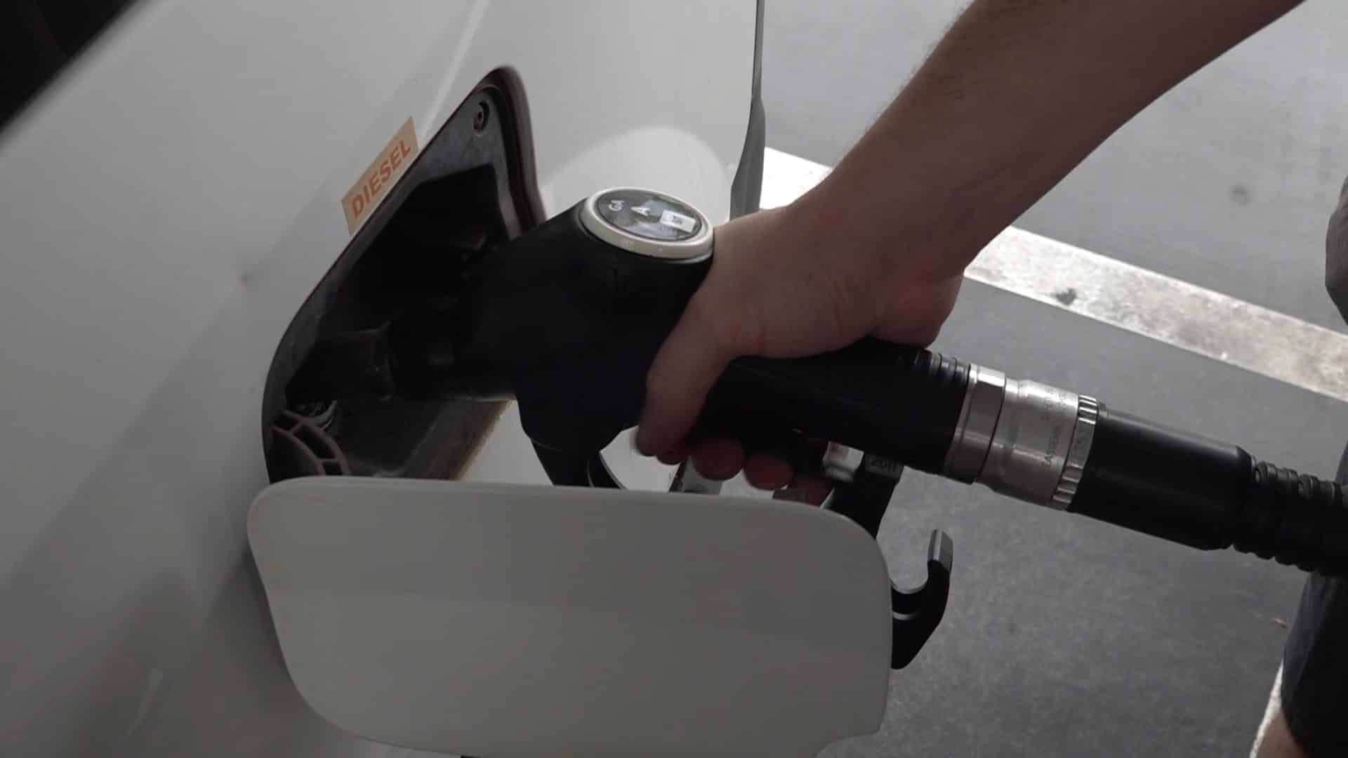 Una persona posa dièsel a un cotxe en una benzinera, amb els ajuts als combustibles prorrogats
