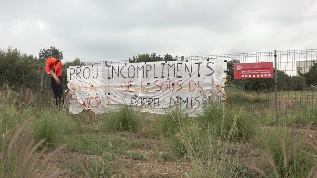 Pancarta de protesta dels Bombers de Cambrils a la tanca del parc amb el lema «Prou incompliments»