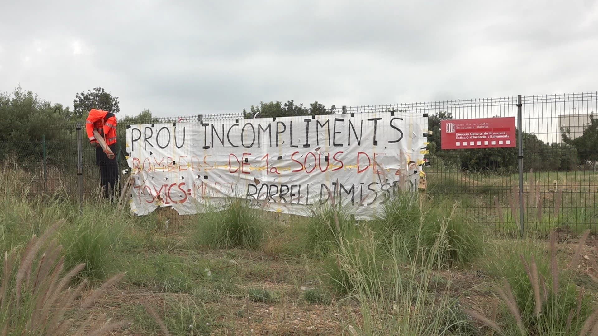 Pancarta de protesta dels Bombers de Cambrils a la tanca del parc amb el lema «Prou incompliments»