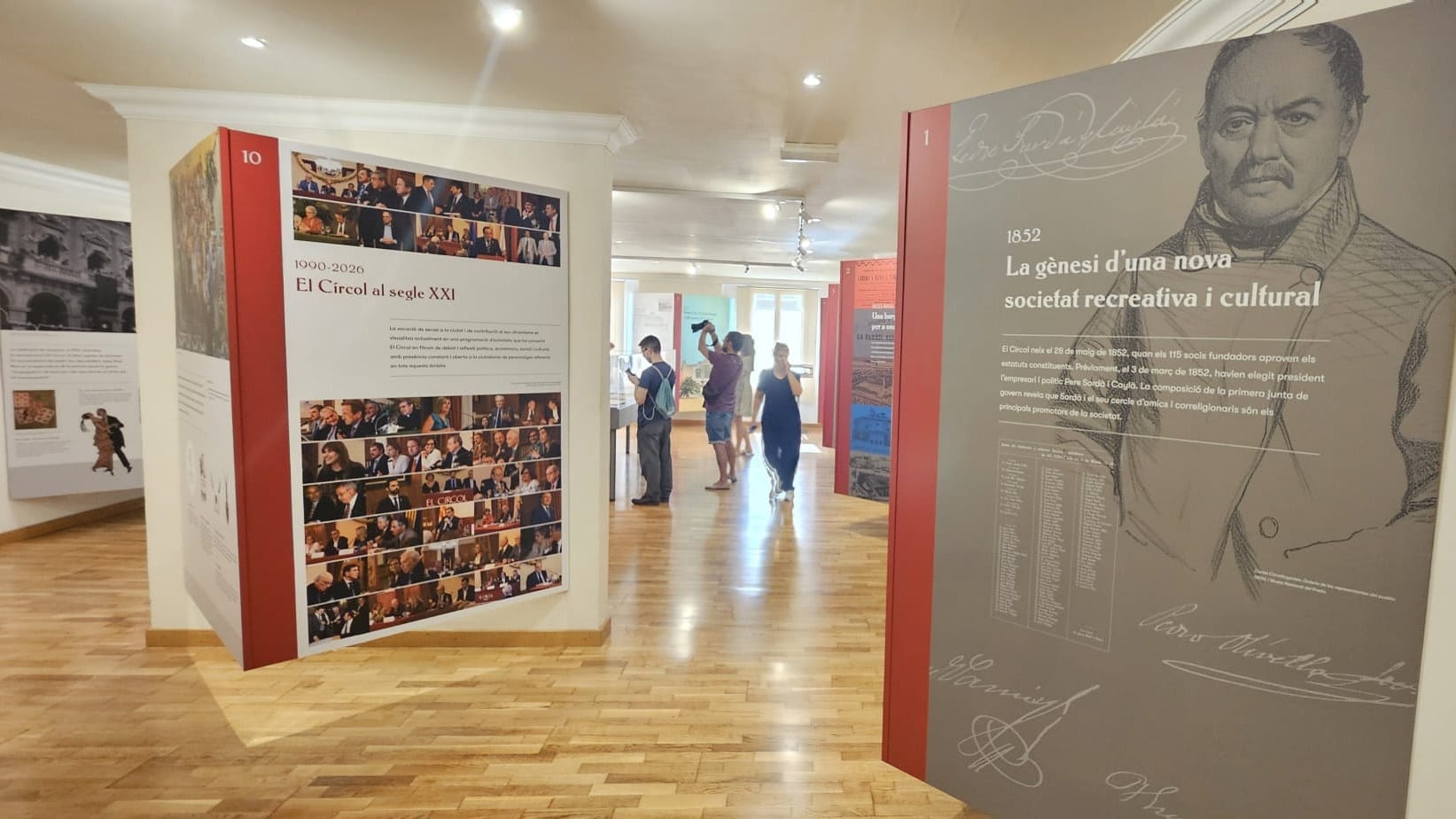 Plafons informatius de l’exposició dels 175 anys del Círcol