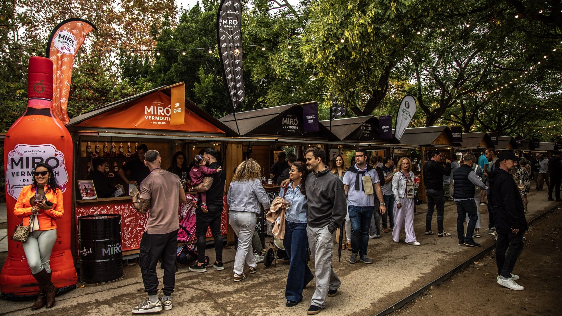 Visitants passejant entre les casetes del Festival del Vi