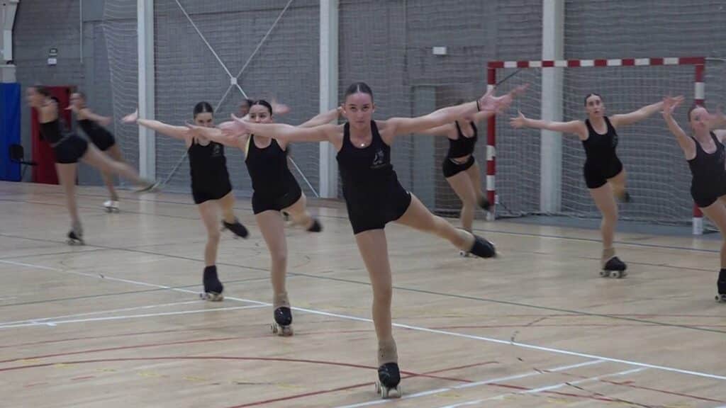 Patinadores del xou júnior del Club Patí Jove Salou entrenant per al Mundial