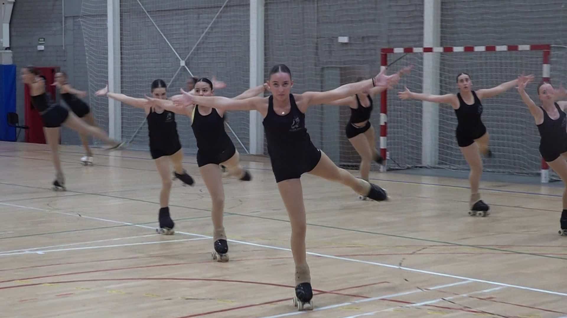 Patinadores del xou júnior del Club Patí Jove Salou entrenant per al Mundial