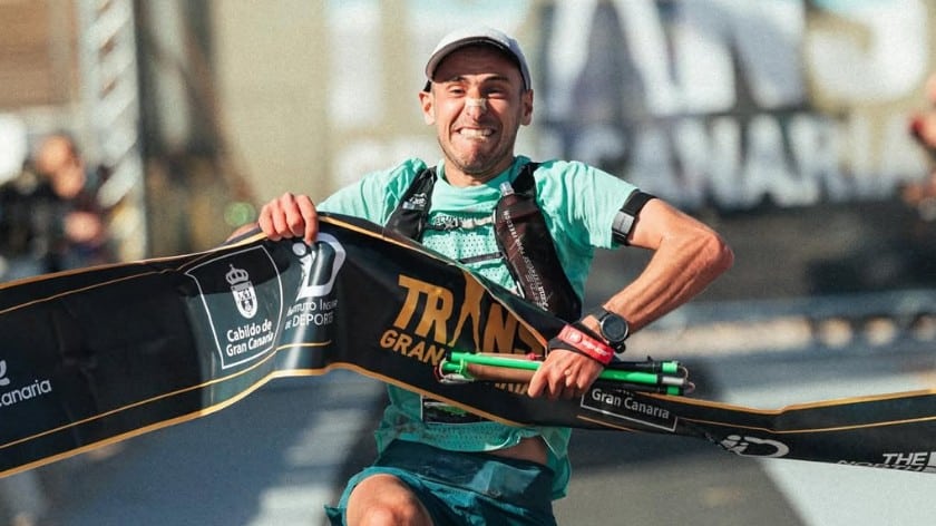 Julen Calvó celebra una victòria en creuar la línia d’arribada