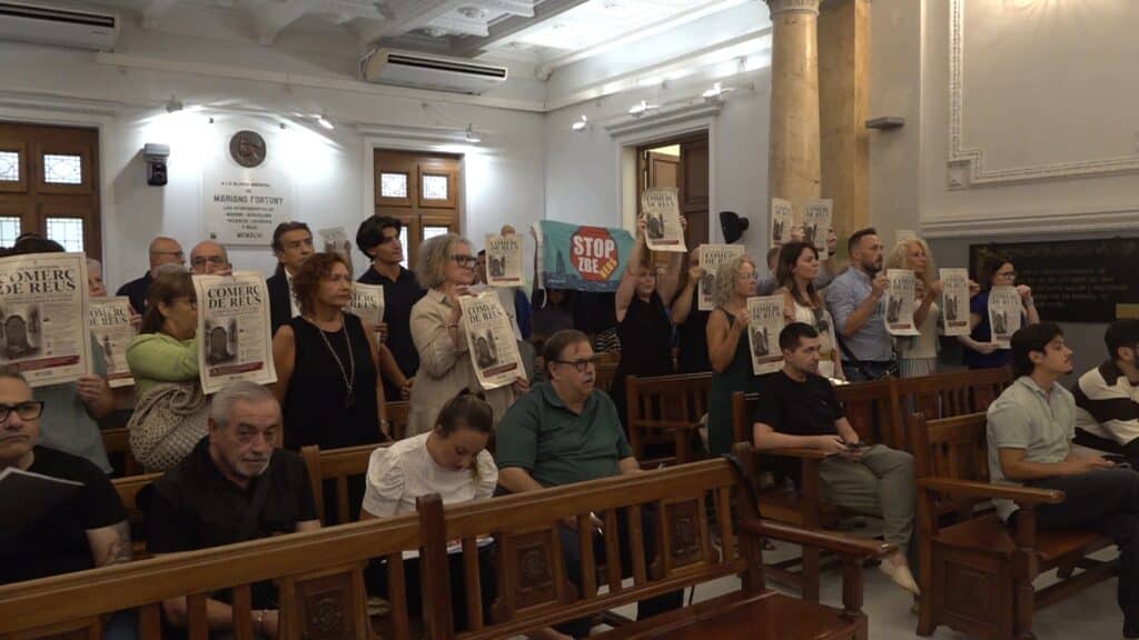 Protestes del comerç per la pilona del carrer del Doctor Robert al ple