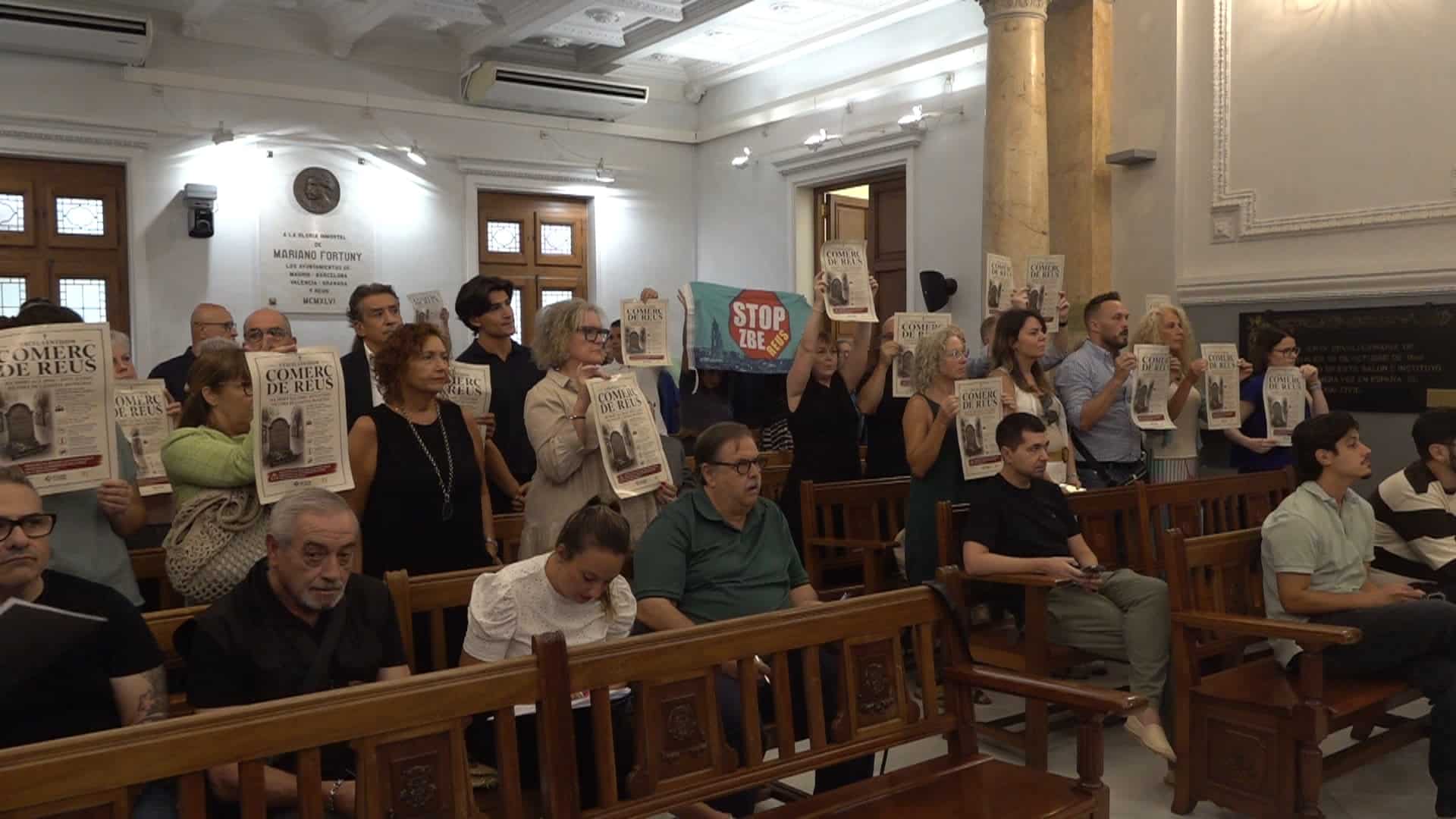 Protestes del comerç per la pilona del carrer del Doctor Robert al ple