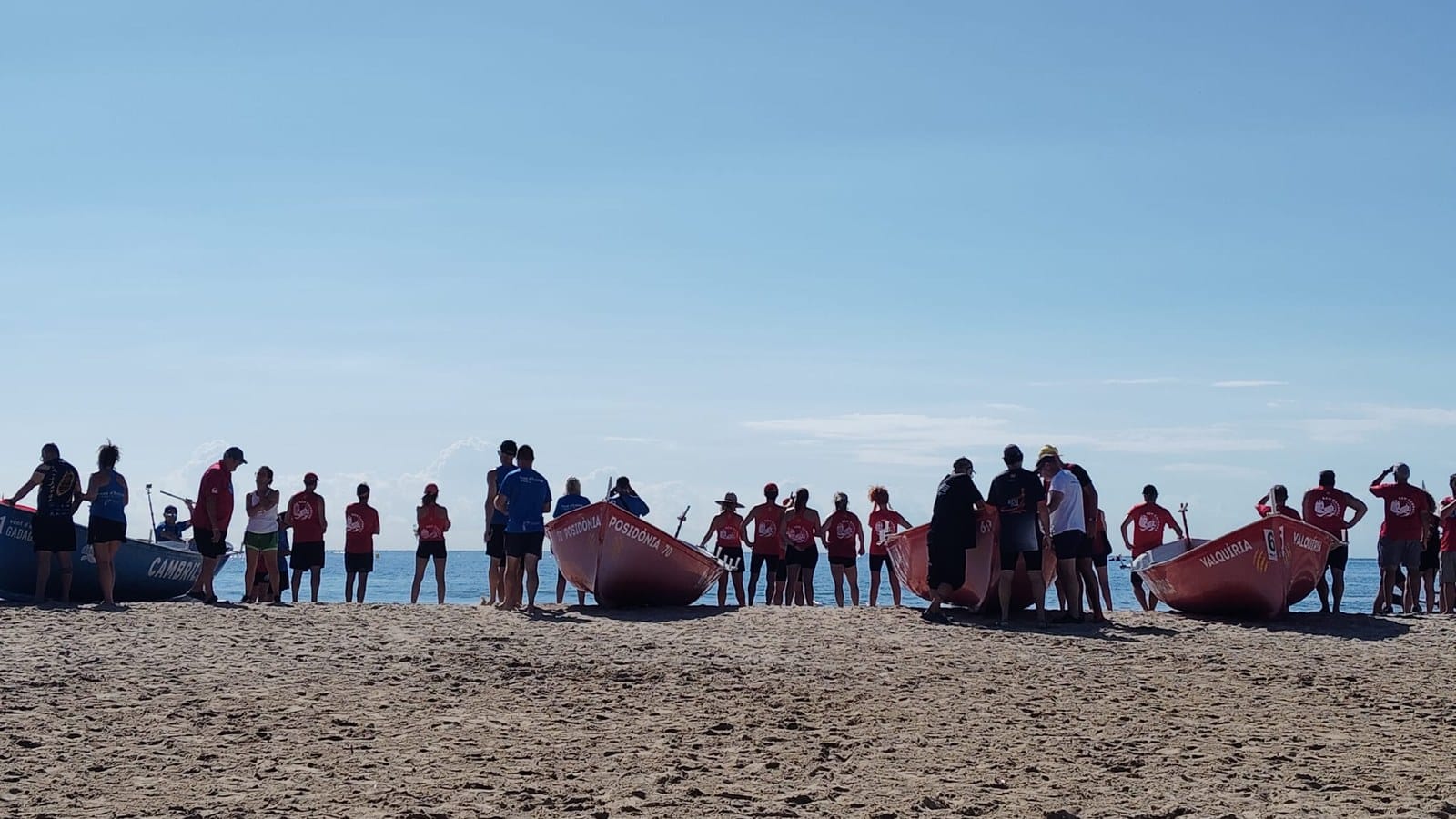 Tripulacions i embarcacions a la platja del Regueral durant la Regata Vila de Cambrils