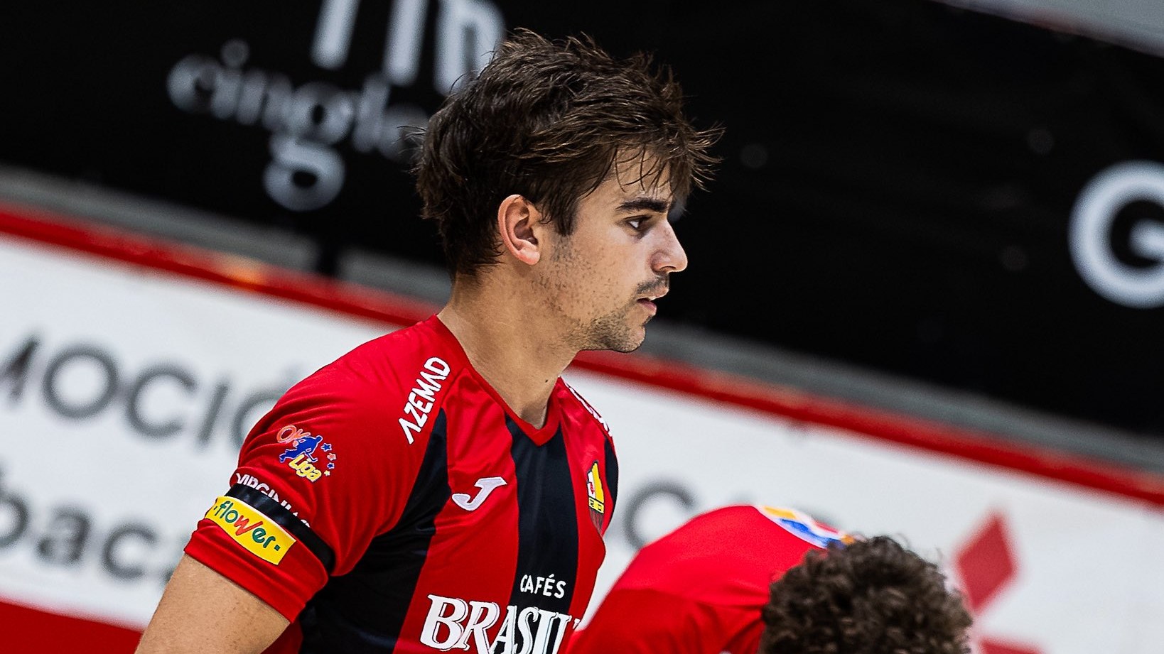 Jugador del Reus Deportiu amb braçalet negre durant el partit contra el Caldes