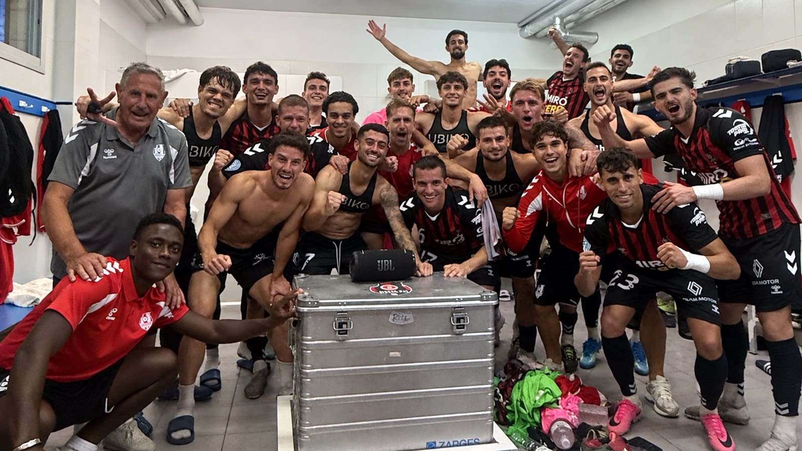 Els jugadors del Reus FC Reddis celebren la victòria al vestidor d’Utebo