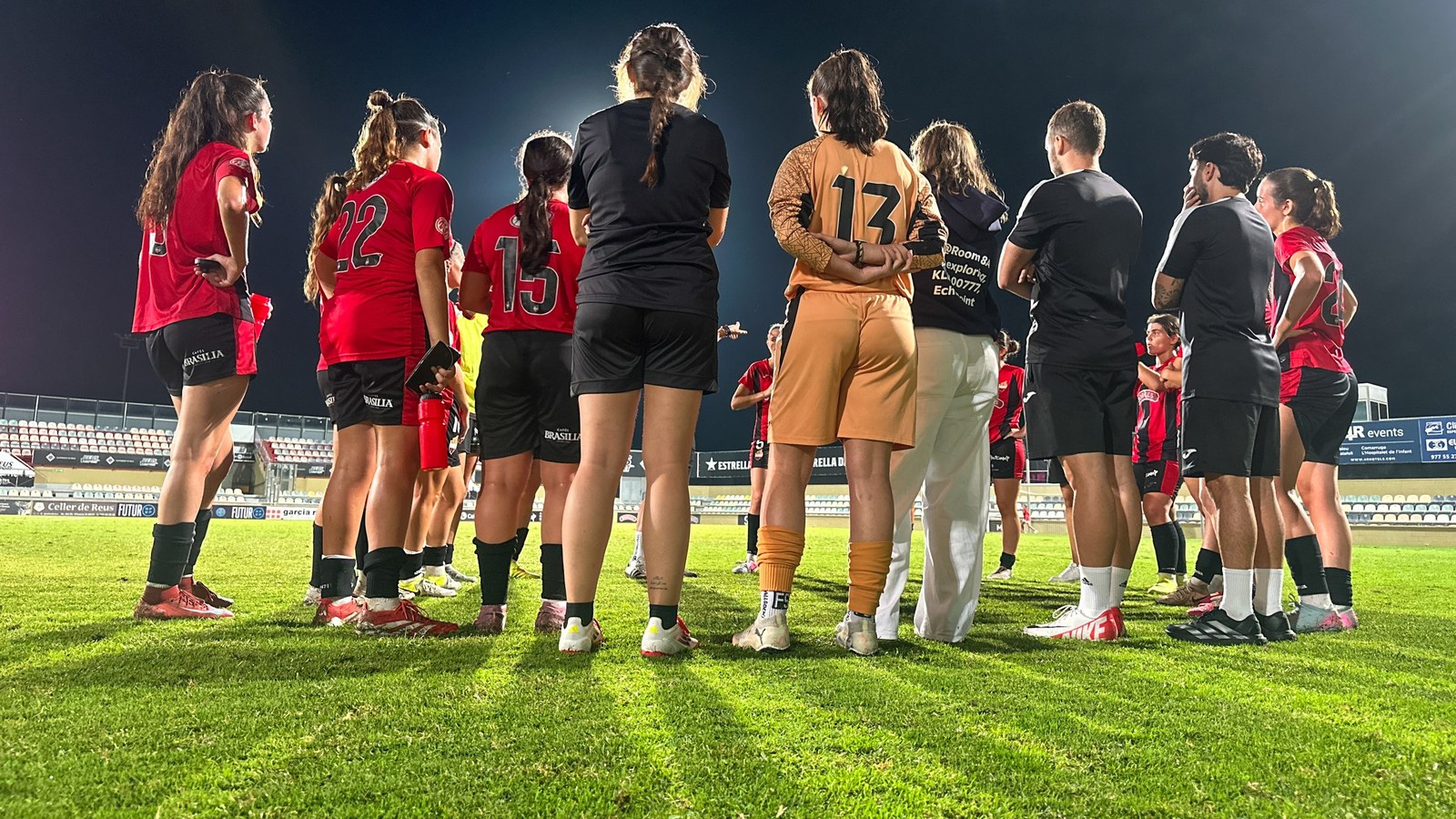 Les jugadores del Reus Femení i el cos tècnic reunits al terreny de joc