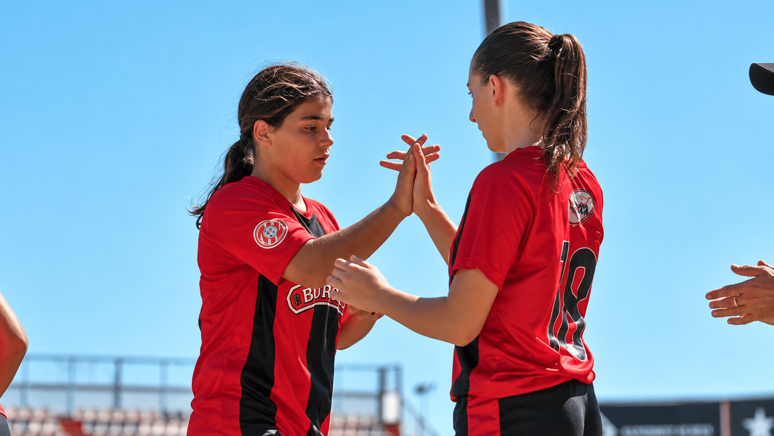 Dues jugadores del Reus femení es feliciten durant un partit