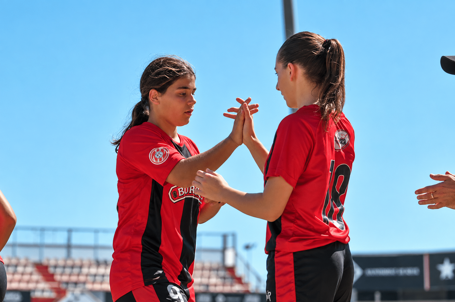 Dues jugadores del Reus femení es feliciten durant un partit