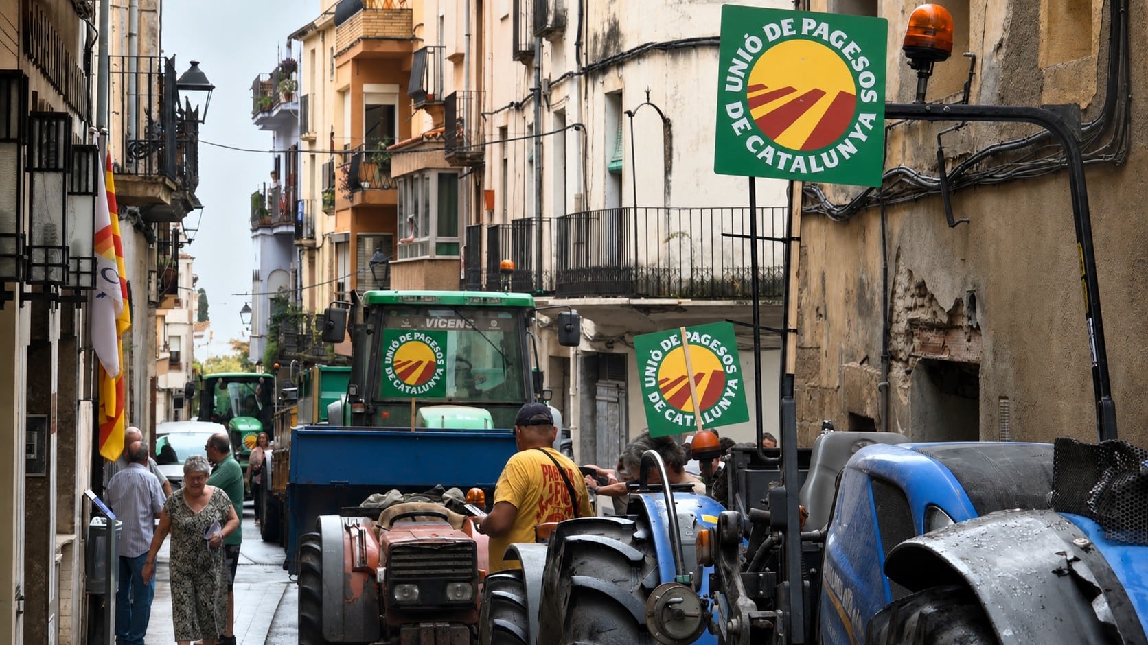 Tractors amb cartells d’Unió de Pagesos en un carrer de la Selva del Camp durant la protesta
