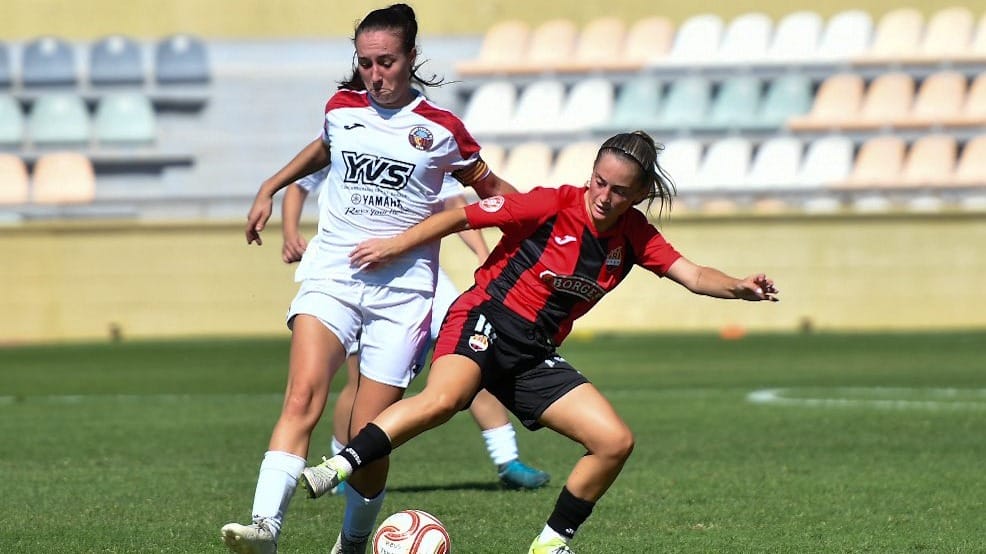 Una jugadora del Reus Femení protegeix la pilota en un partit de Tercera Federació