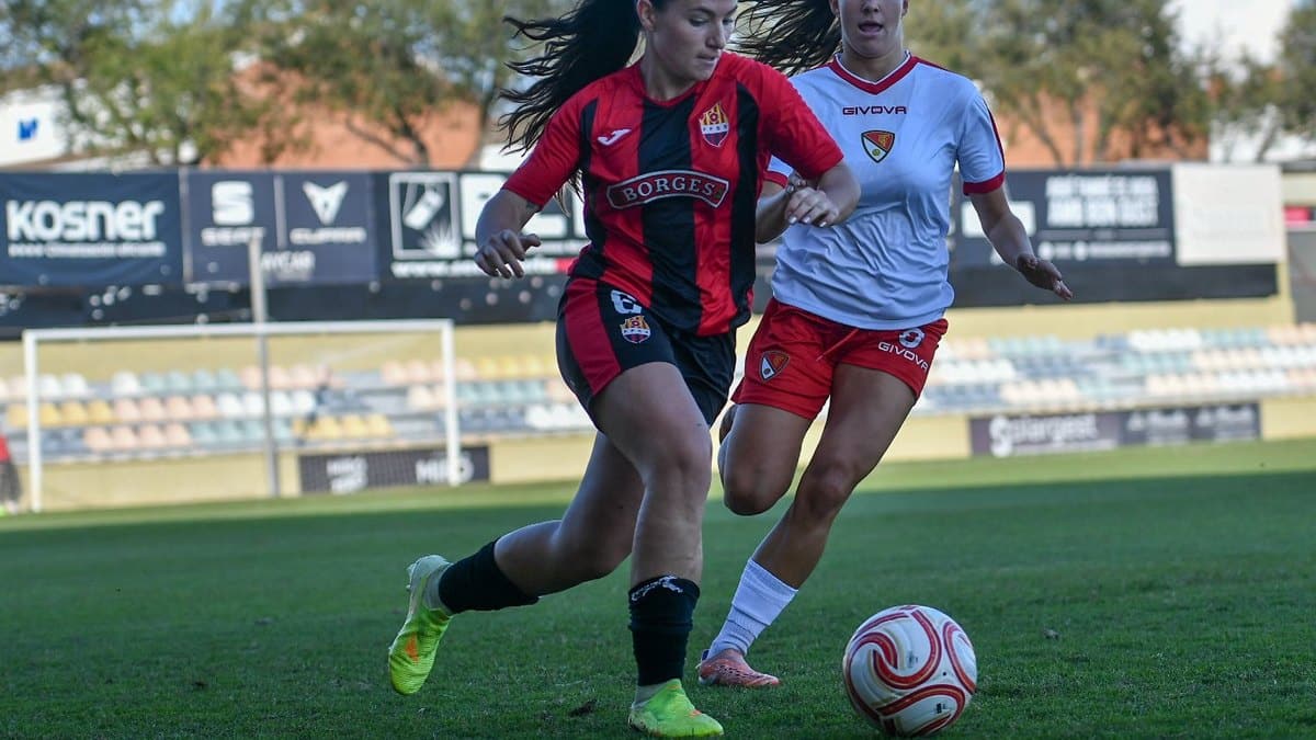 Una jugadora del Reus Femení condueix la pilota