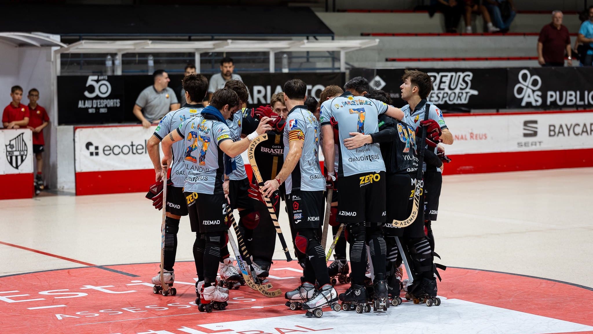 Jugadors del Reus Deportiu fent pinya al Palau d’Esports abans d’un partit