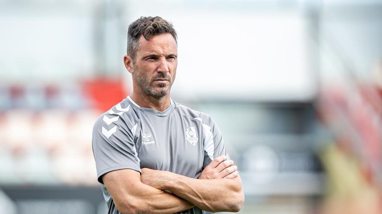 L’entrenador del Reus FC Reddis, Edu Albacar, durant un entrenament
