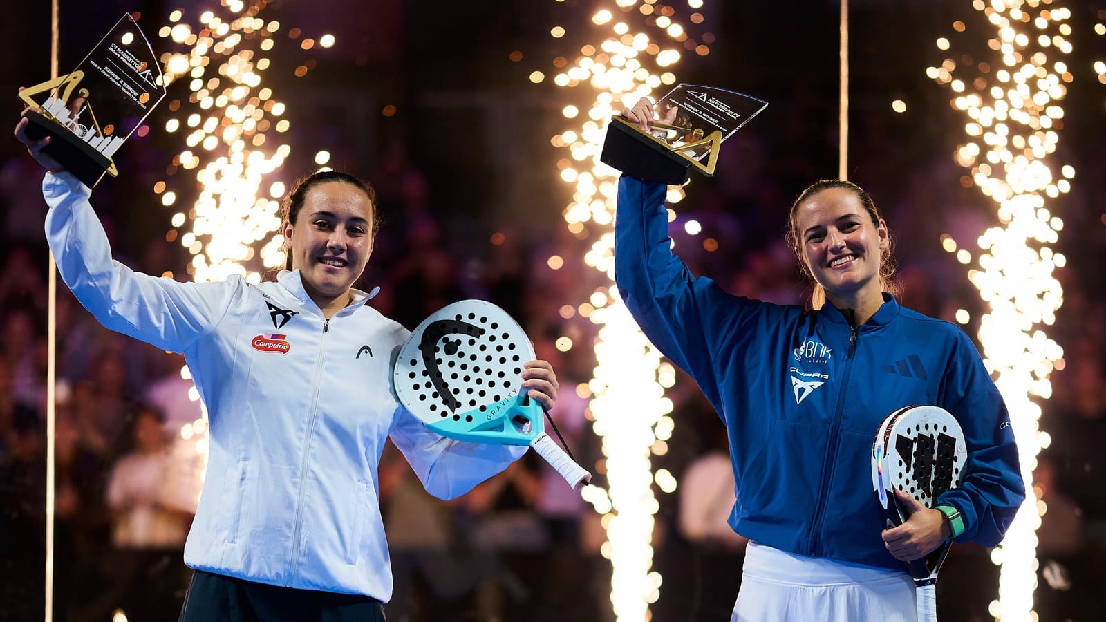 Ari Sánchez i Andrea Ustero aixequen els trofeus de campiones del P2 de Rotterdam