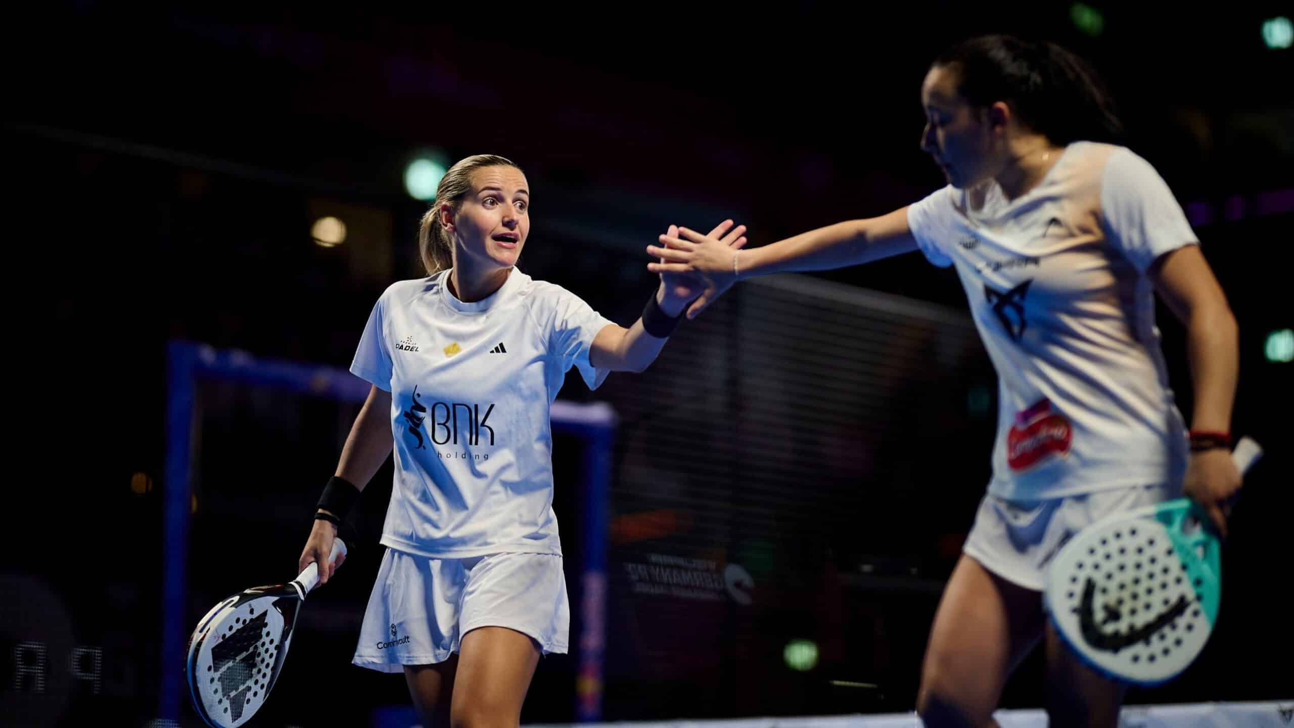 Ari Sánchez i Andrea Ustero es feliciten durant la final del Germany P2