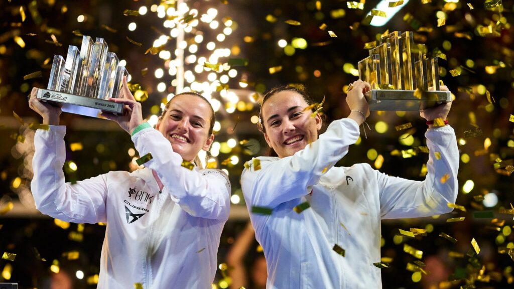 Ari Sánchez i Andrea Ustero aixequen els trofeus de campiones del Milano P1