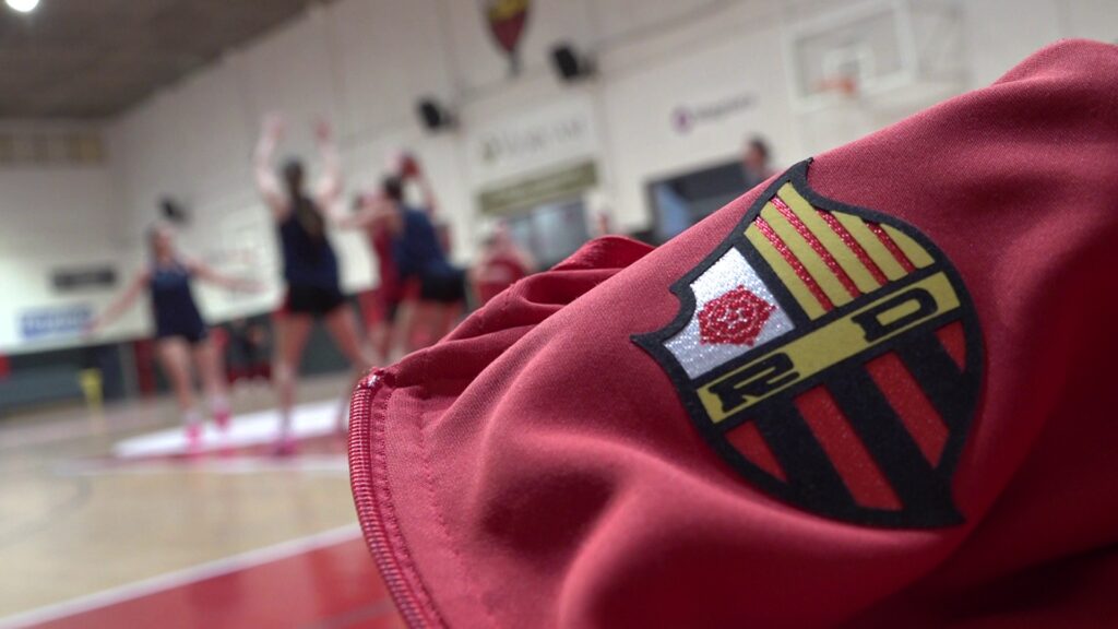 Escut del Reus Deportiu en primer pla durant un entrenament de l’equip femení de bàsquet