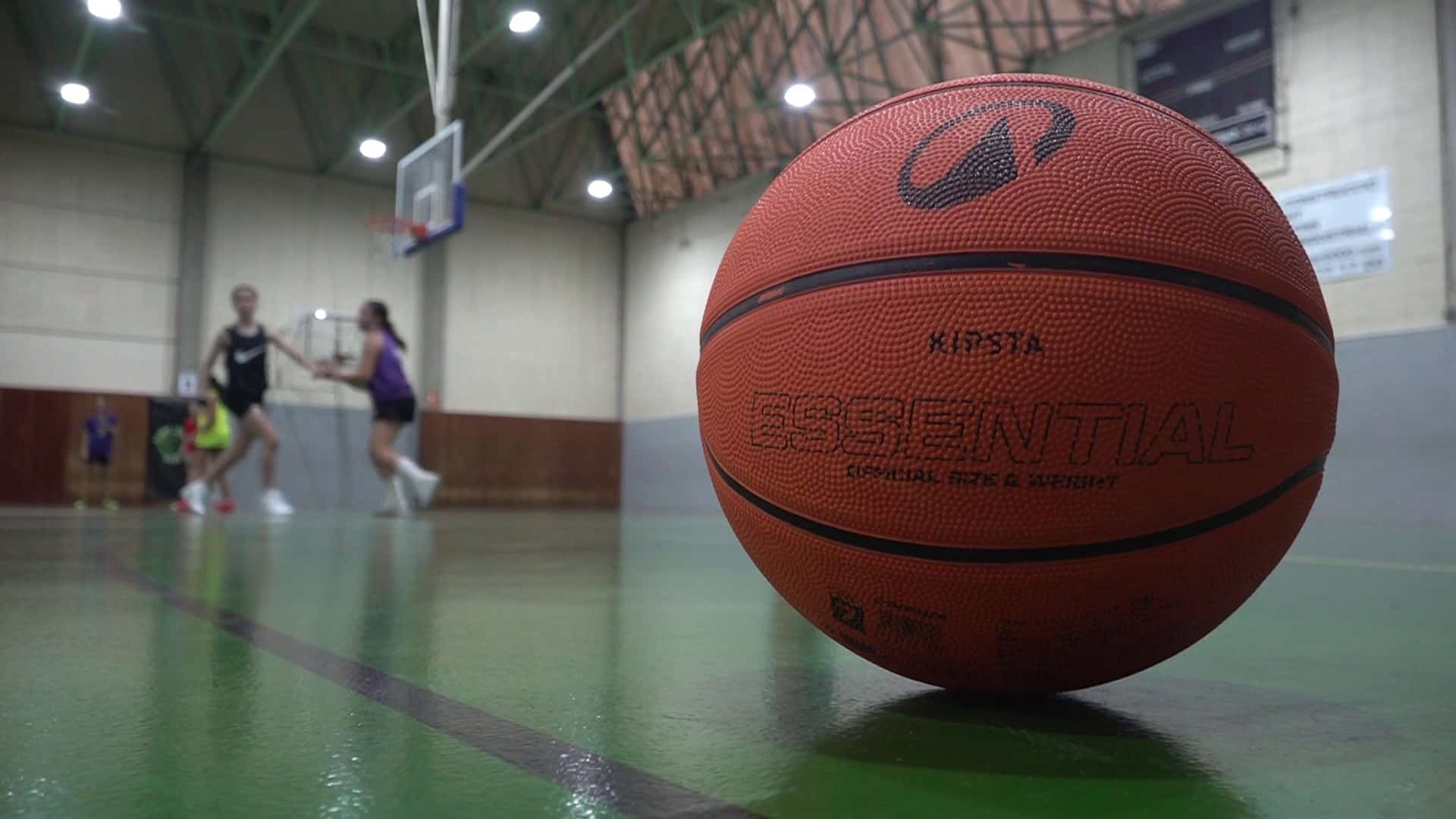 Una pilota de bàsquet a terra durant un entrenament d’un equip de base a Reus