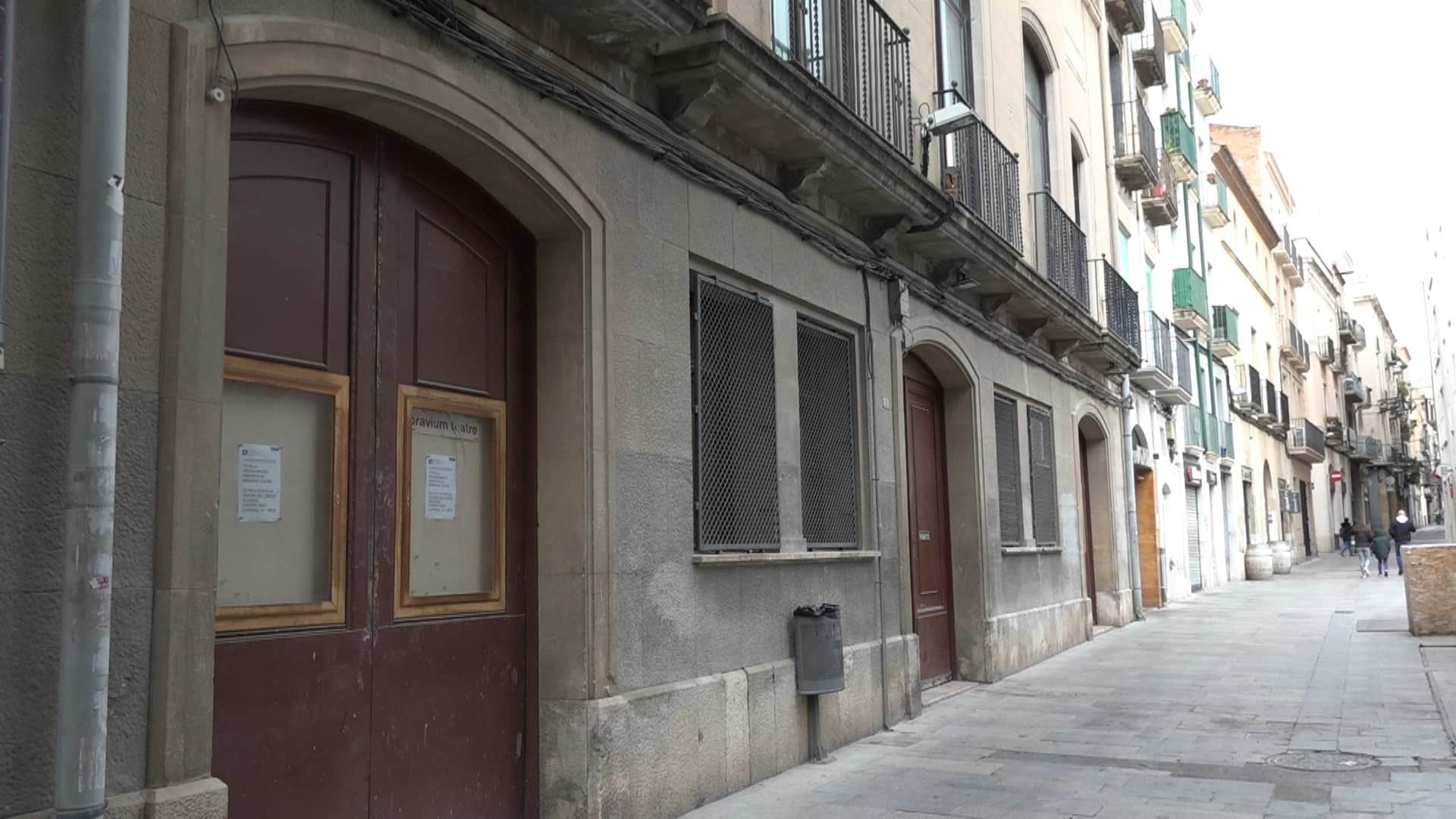 Façana del Bravium Teatre, tancat per obres