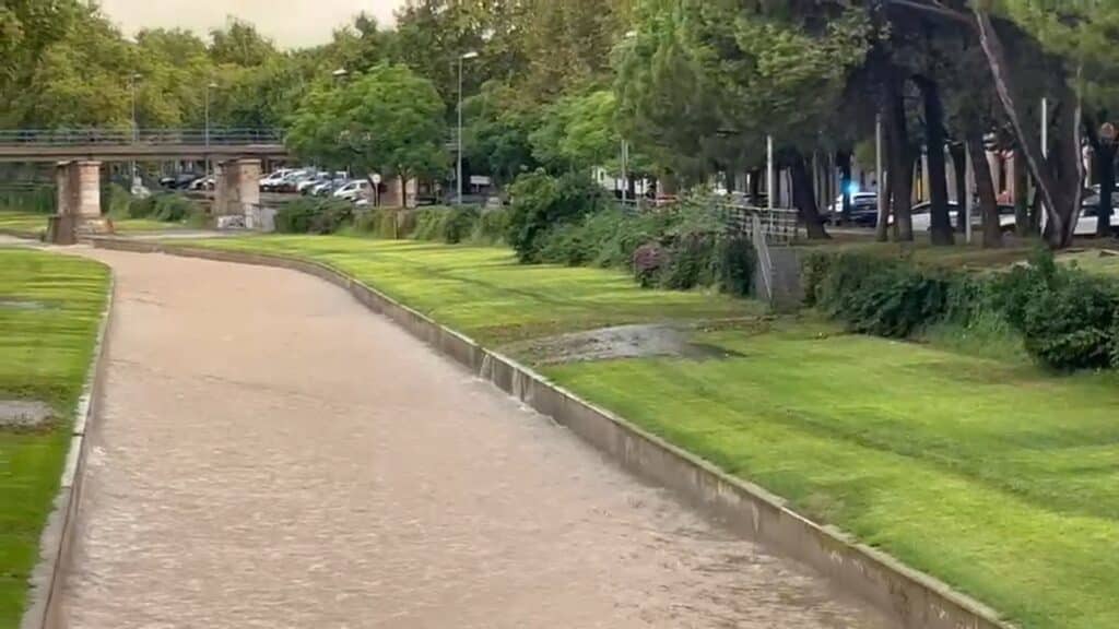 Una riera plena d’aigua després de les pluges, una imatge del risc d’inundacions