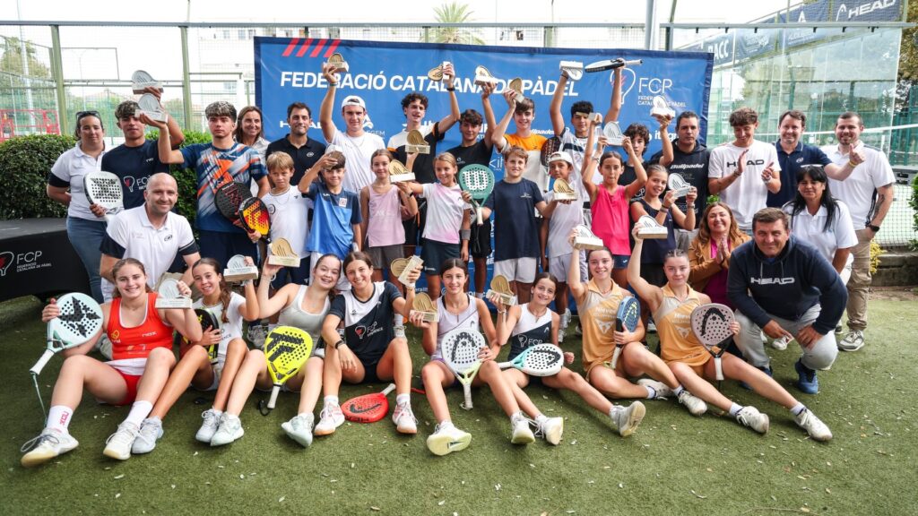Foto de família dels campions i finalistes del Campionat de Catalunya de menors de pàdel a Cambrils