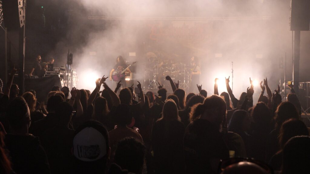 Públic davant l’escenari durant un concert del festival de metal extrem Castellhell
