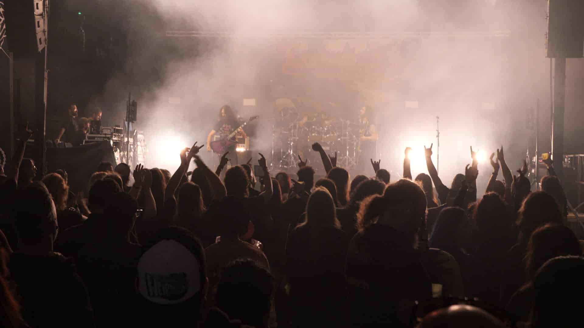 Públic davant l’escenari durant un concert del festival de metal extrem Castellhell