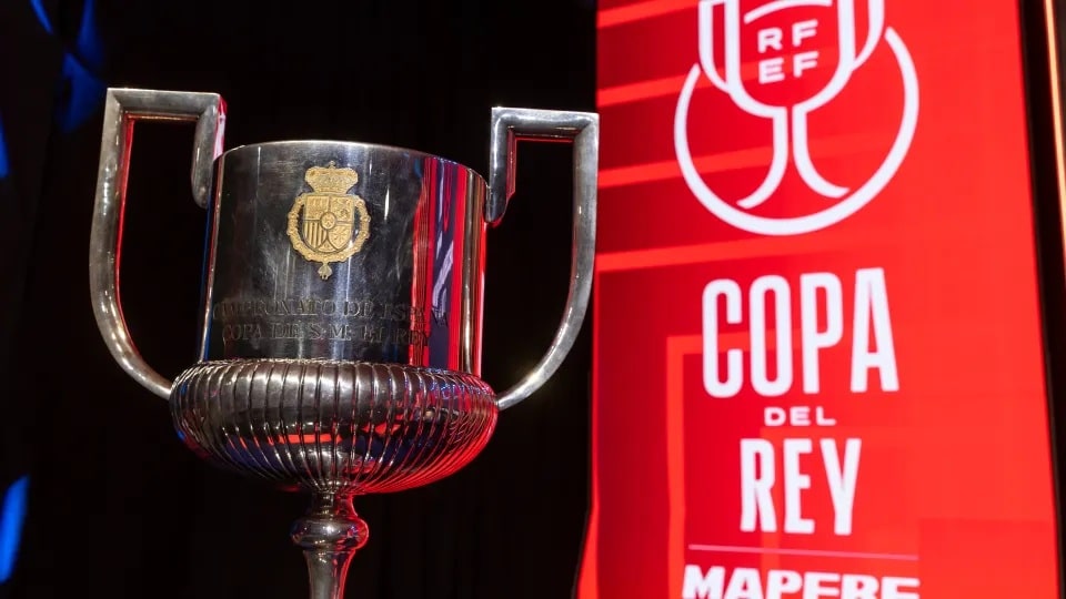 Trofeu de la Copa del Rei al costat del logotip de la competició