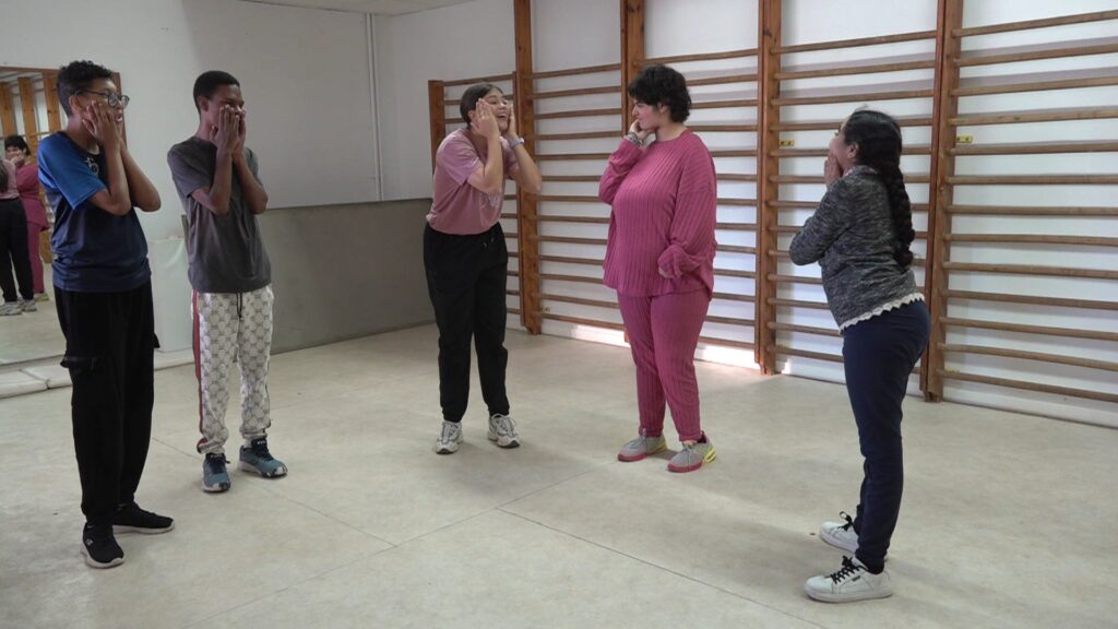 Alumnes d’un centre d’educació especial durant un taller de dansa del Festival COS a Reus