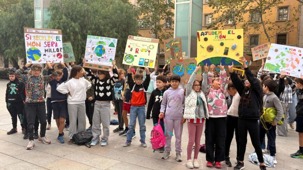 Alumnes de les escoles de Reus amb cartells a favor del medi ambient a la Diada del Clima a la plaça de la Llibertat